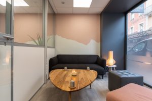 fleurs dans un vase dans un cimetiere