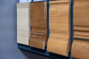 fleurs dans un vase dans un cimetiere