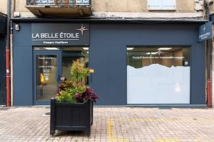 fleurs dans un vase dans un cimetiere