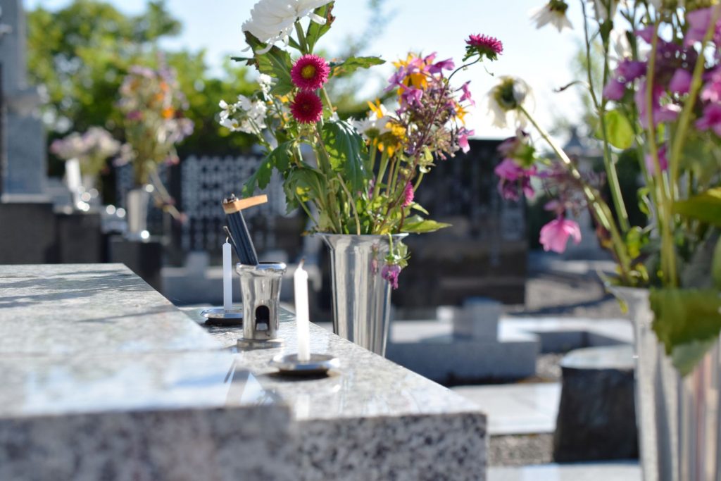 fleurs dans un vase dans un cimetière